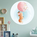 Wandsticker rund "Fuchs mit Ballon" in buntem Kinderzimmer neben einem Regal.