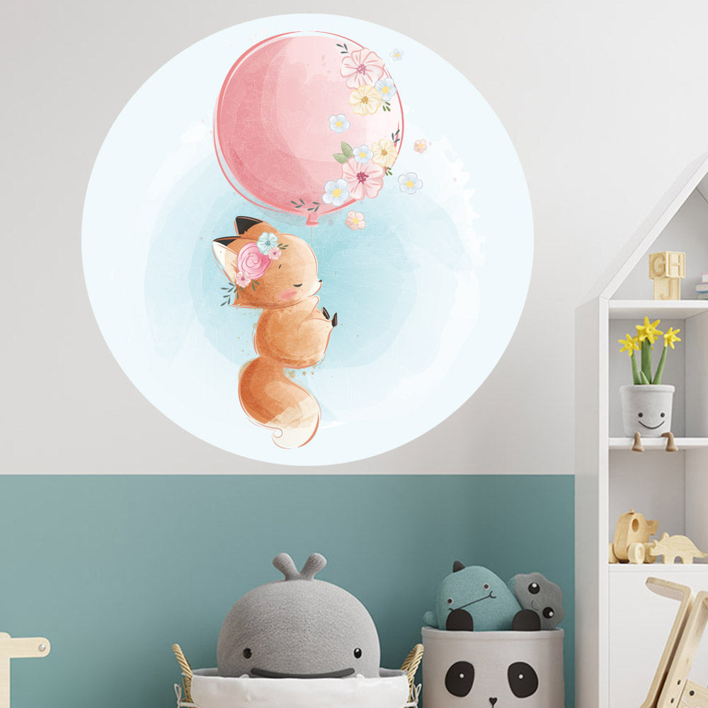 Wandsticker rund "Fuchs mit Ballon" über Spielecke.