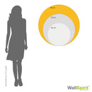 Vergleich der Wandtattoo-Größen in runder Form: 50 cm, 70 cm und 90 cm Durchmesser mit Model (1,75 m) als Größenreferenz.