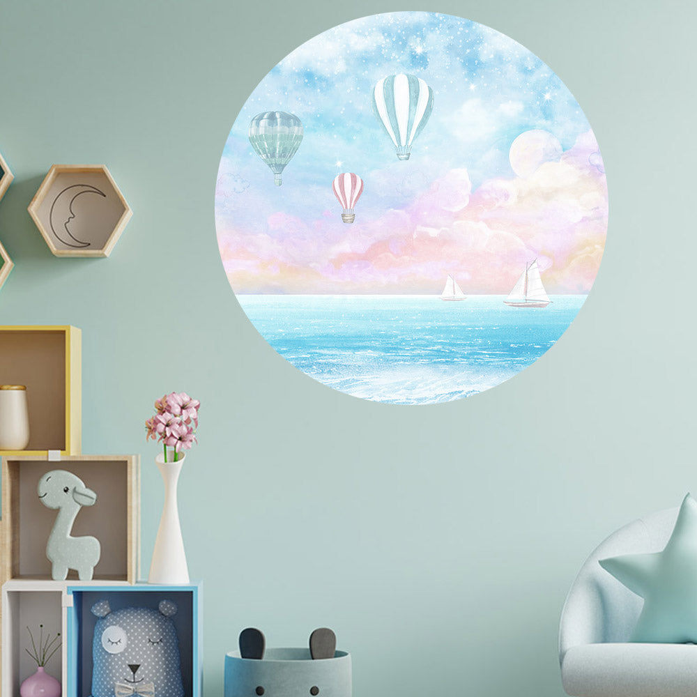 Wandtattoo rund "Heißluftballons" mit Spielzeugschrank auf grüner Wand.