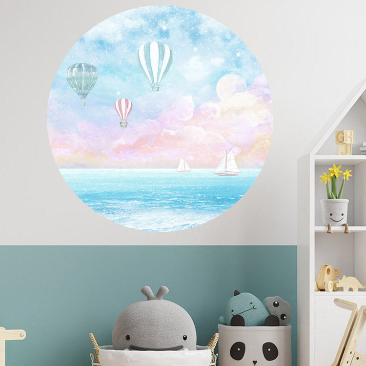 Wandtattoo rund "Heißluftballons" in einem Kinderzimmer an der Wand verklebt.