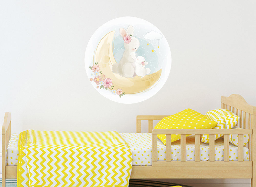 Wandtattoo rund "Mond und Hasen" an der Wand verklebt, im Kinderzimmer mit Holzkinderbett.