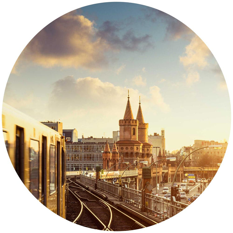 Stimmungsvolles Wandtattoo der Berliner Oberbaumbrücke mit vorbeifahrender U-Bahn bei Sonnenuntergang.