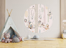 Rundes Wandtattoo "Tiere im Wald" mit Spielzelt im Kinderzimmer.