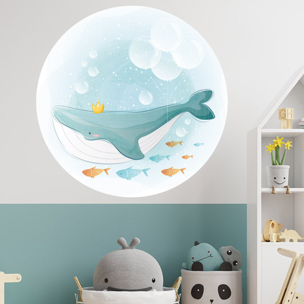 Wandaufkleber rund "Wal" im Spielebereich an der Wand.