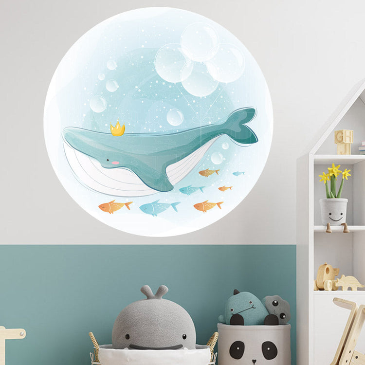Wandaufkleber rund "Wal" im Spielebereich an der Wand.