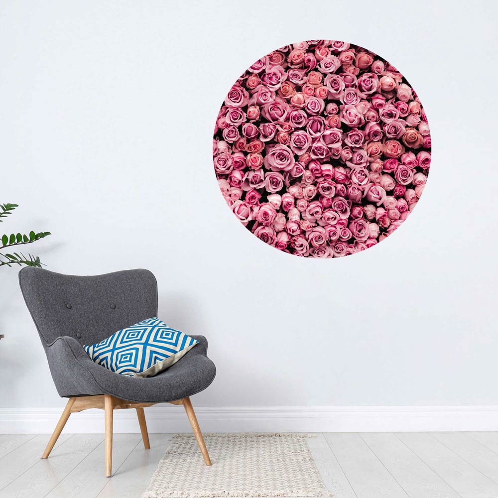 Runde Wandtattoo mit pinken Rosenblüten, ideal für einen modernen Wohnraum. Verschönern Sie Ihre Wände mit diesem floralen Design.
