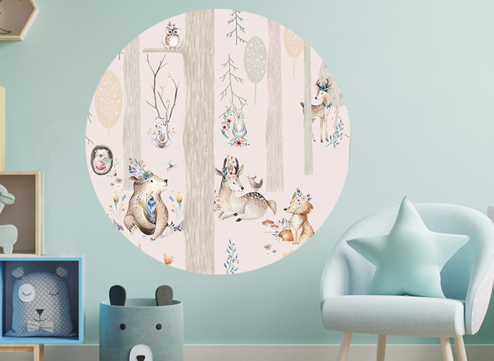 Rundes Wandtattoo "Tiere im Wald" im Kinderzimmer an einer hellblauen Wand und einem Sessel.