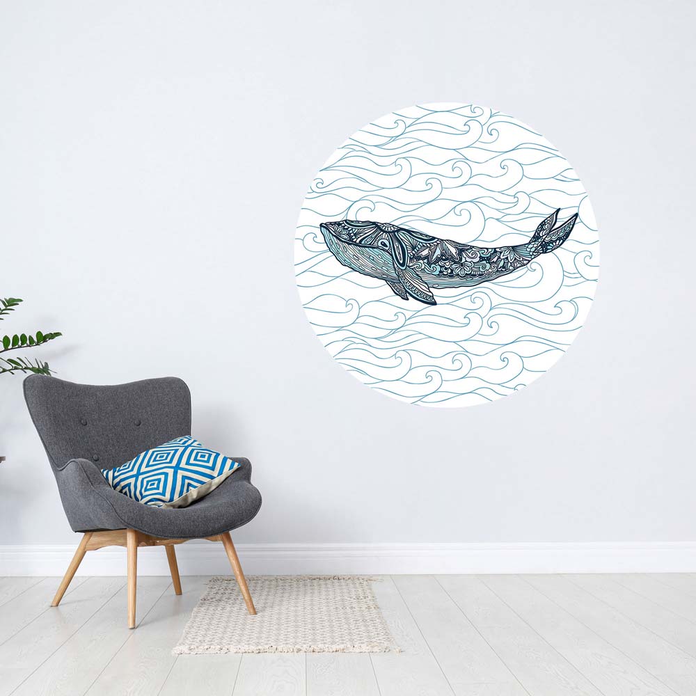 Rundes Wandtattoo mit stilisiertem Wal auf Wellenhintergrund. Perfekte maritime Dekoration für Wohnzimmer, Schlafzimmer oder Kinderzimmer.