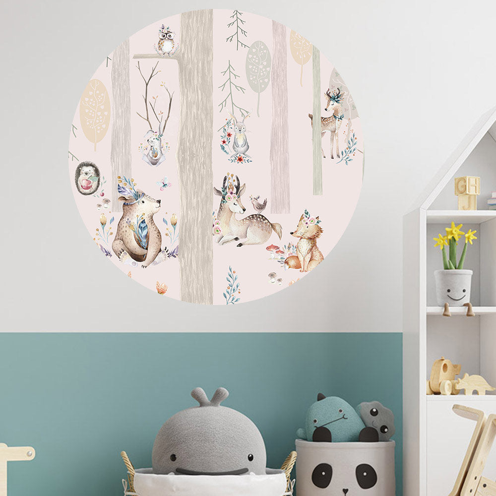 Rundes Wandtattoo "Tiere im Wald" in einem Spielzimmer an der weiss/blauen Wand.