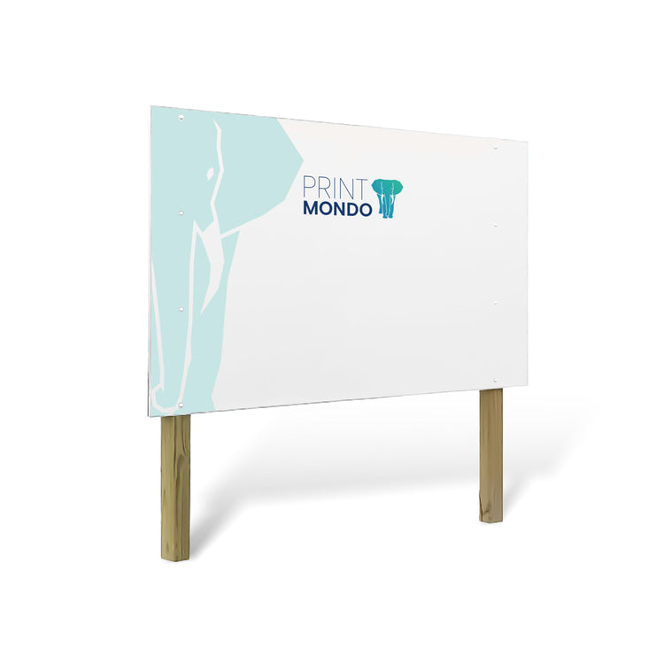 Das Bild zeigt ein großes Werbeschild mit dem Logo von PRINT MONDO und einer stilisierten Elefantenillustration in blauen und grünen Tönen. Das Schild ist an zwei Holzmasten befestigt und steht auf dem Boden.