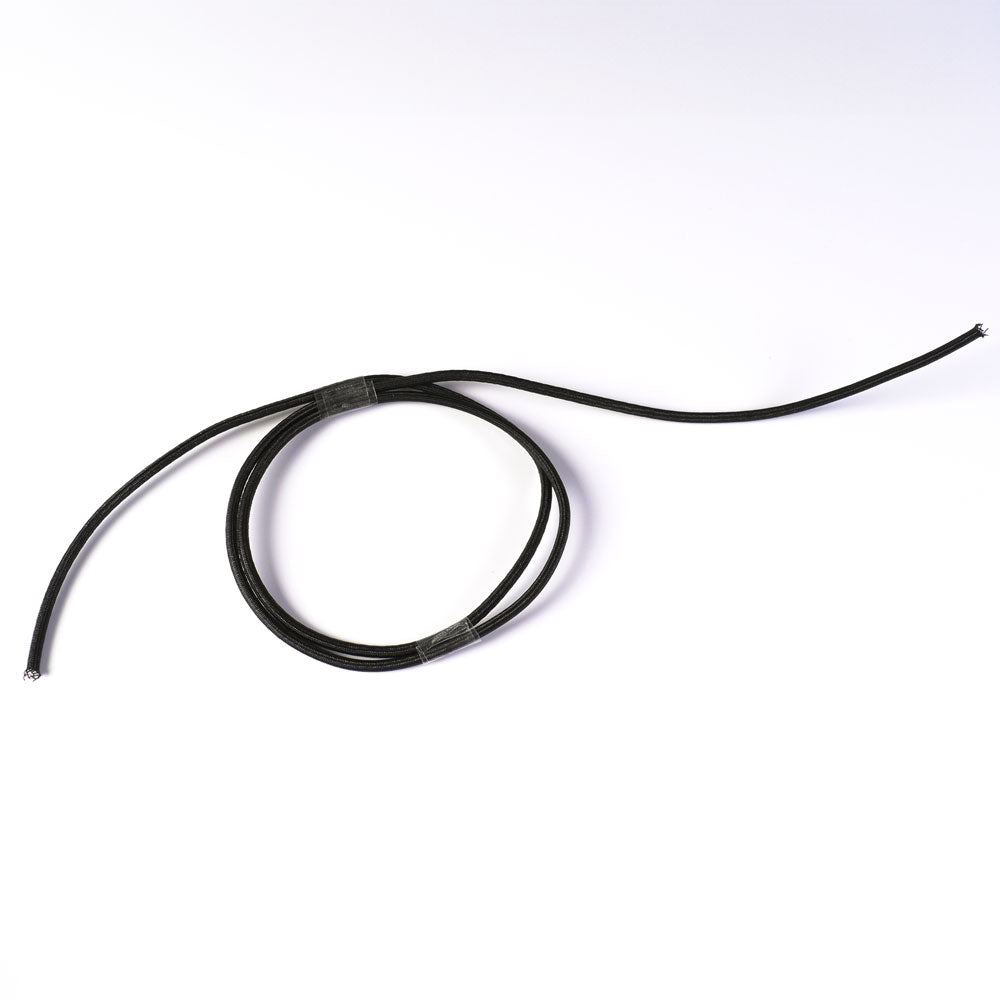 Großansicht von einem schwarzen, gerollten Expanderseil.