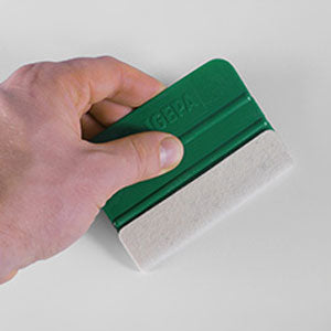 Ansicht Filzrakel in einer Hand zum Größenvergleich. Marke: Igepa.