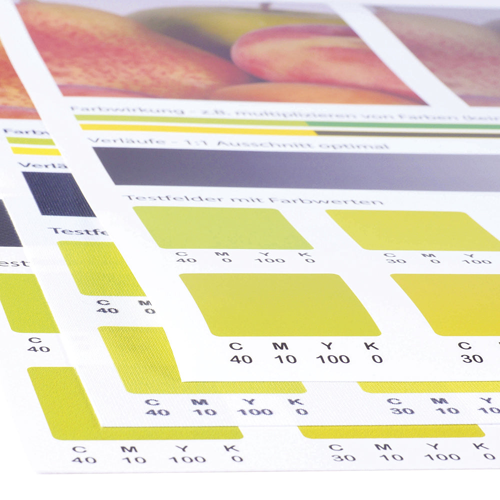 Detailbild schräg für einen Probeandruck, mit Farbfeldern. Unterschiedliche Materialien übereinander. 
